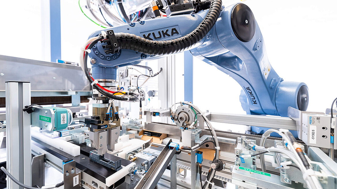 Einsicht in eine Verpackungsmaschine mit Roboterarm