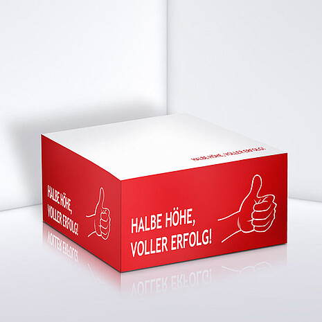 Haftquader aus weißem Papier mit seitlichem Aufdruck "halbe Größe, voller Erfolg"