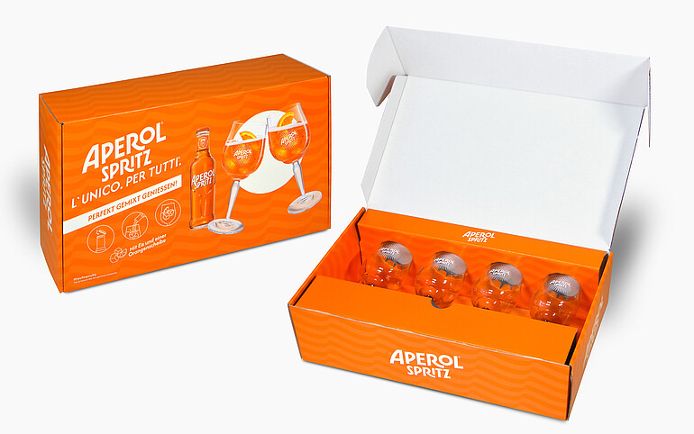 Blick in die Verpackung (Aperol Spritz): Passgenaue Kartoneinlagen fixieren die Gläser sicher und schützen zuverlässig vor Glasbruch im Versand. (c) Karl Knauer KG