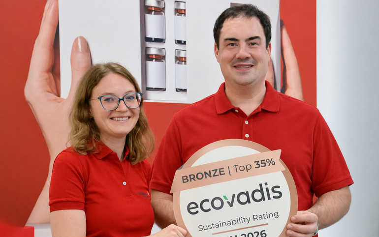 Freuen sich über die EcoVadis-Bronzemedaille 2026 für die Karl Knauer-Gruppe: Franziska Ebert, HSE-Koordinatorin bei Karl Knauer und Philipp Beyler, Leiter QHSE bei Karl Knauer. © Karl Knauer KG, KI-bearbeitet