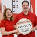 Freuen sich über die EcoVadis-Bronzemedaille 2026 für die Karl Knauer-Gruppe: Franziska Ebert, HSE-Koordinatorin bei Karl Knauer und Philipp Beyler, Leiter QHSE bei Karl Knauer. © Karl Knauer KG, KI-bearbeitet