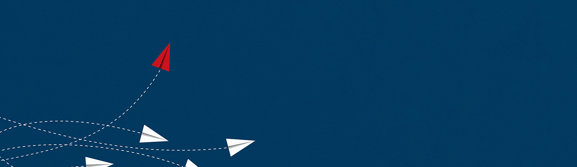 Papierflieger auf blauem Hintergrund