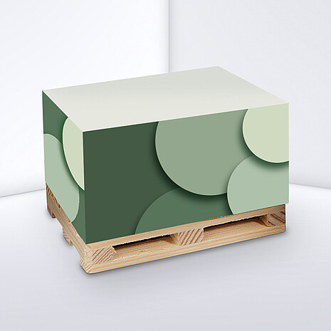 Notizquader aus weißem Recyclingpapier mit seitlichem Aufdruck auf einer Mini-Holzpalette