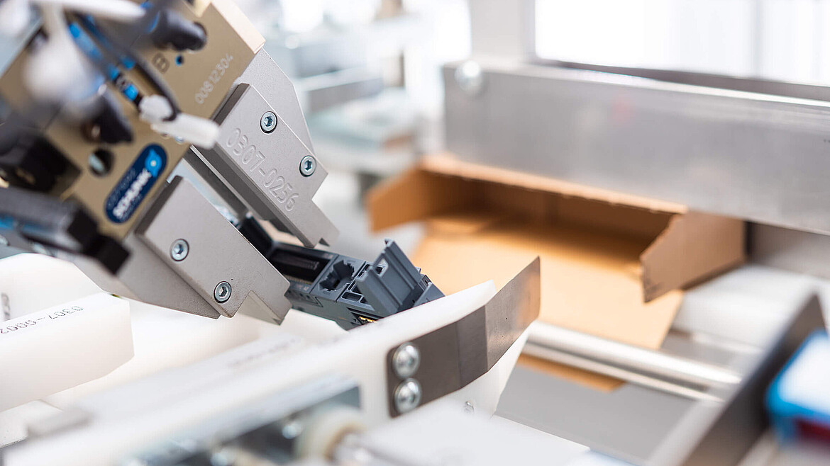 Nahaufnahme einer Verpackungsmaschine mit Faltschachtel