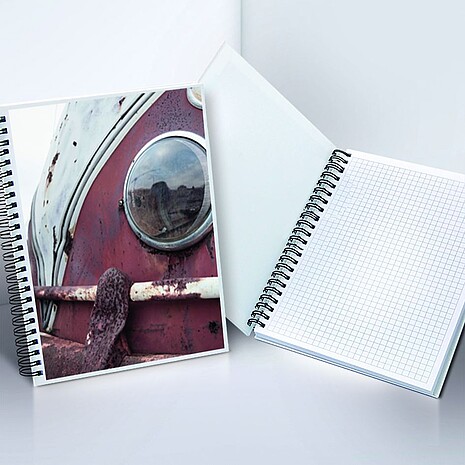 Spiralcollegeblock aus weißem Papier mit bedrucktem Hardcover