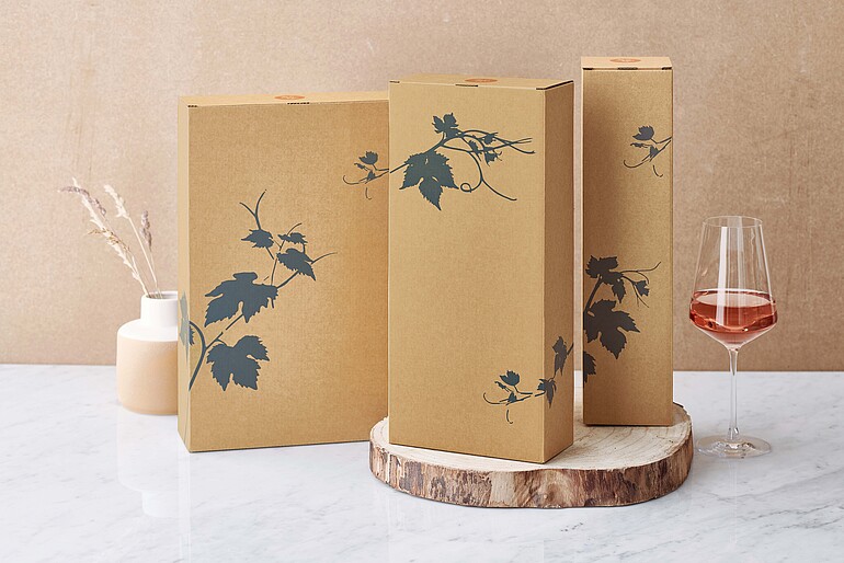 Präsentverpackungen in Naturtönen mit blauen Weinblättern