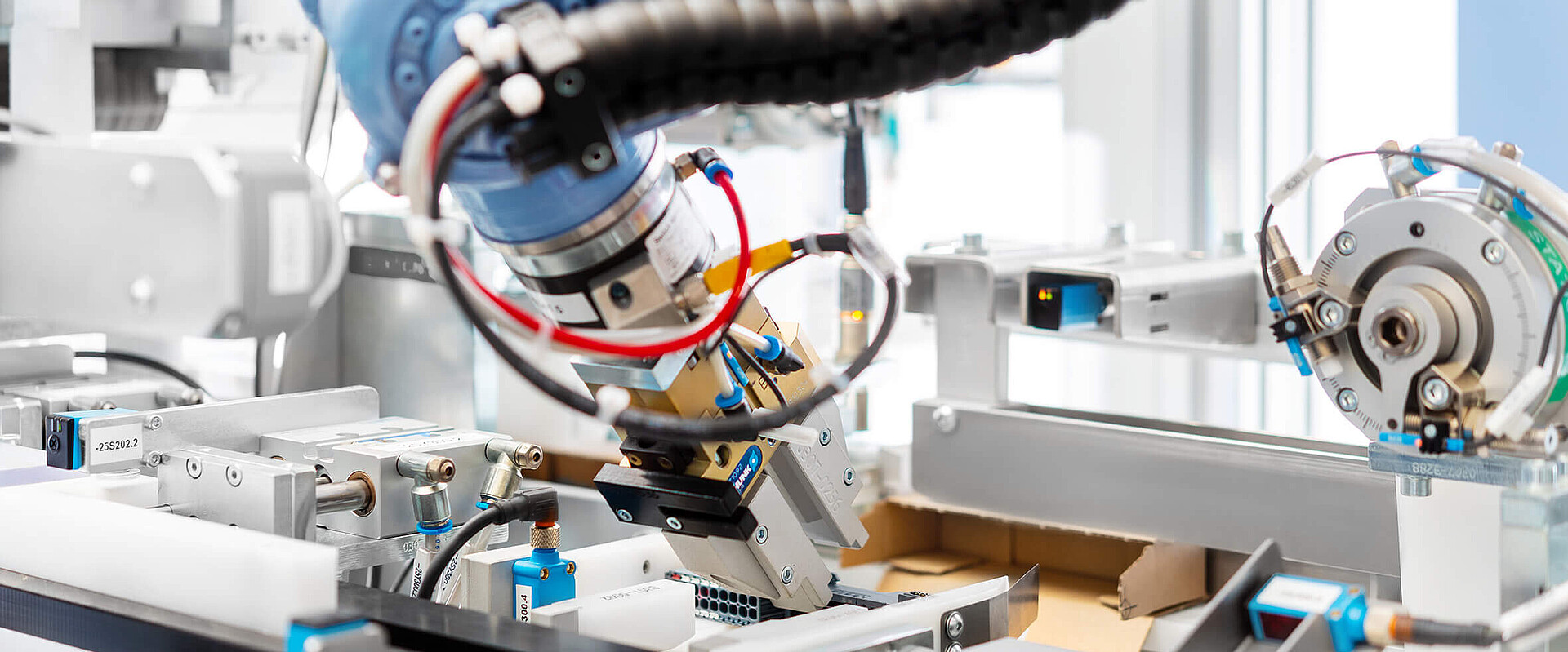 Nahaufnahme einer Verpackungsmaschine mit Roboterarm