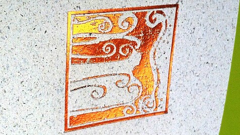 Graskarton mit bronzefarbener Prägung