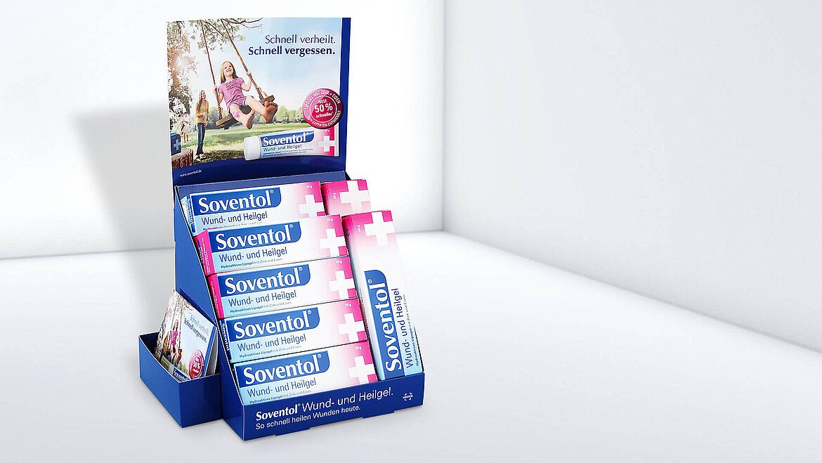 Bedruckter Aufsteller im Strand-Look mit Spender für Produktproben