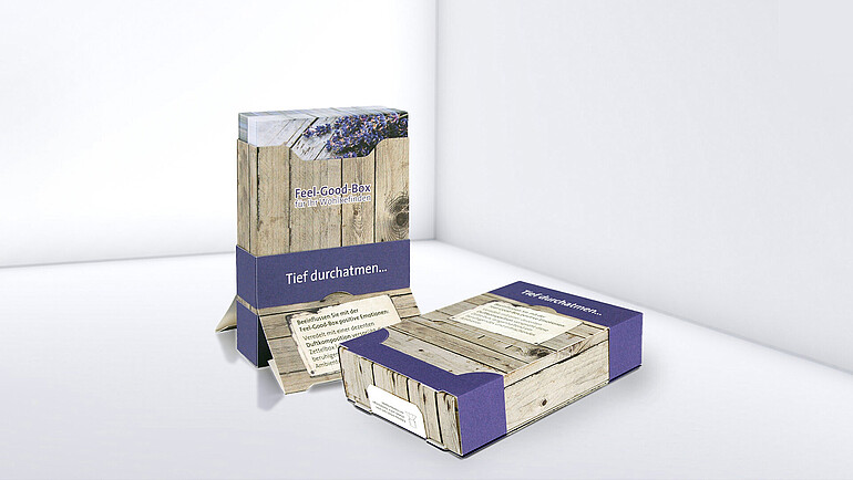 Kartonbox zum Aufstellen mit Holz-Optik und Textdruck