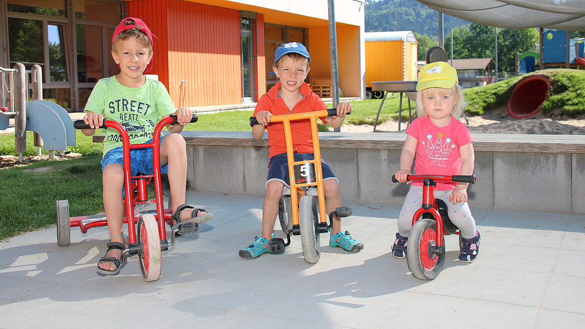 Spielende Kinder in der Kindertagesstätte Fliegerkiste