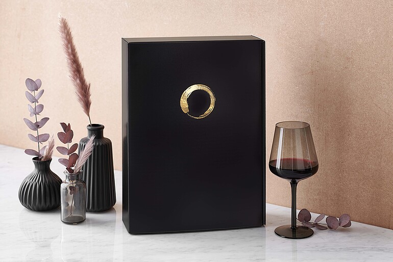 Schwarze Präsentverpackung mit goldener Prägung