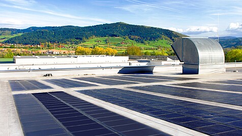Flachdach mit Solarpaneelen