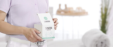 Kosmetikverpackung wird geöffnet