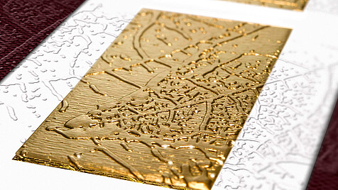 Goldfolien-Prägung von Blättern in 3D-Optik