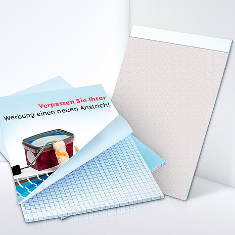 Karrierter Schreibblock aus weißem Papier mit bedrucktem Kartondeckel