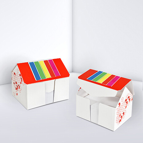 Bedruckte Kartonbox in Form eines Hauses mit Zettelsatz und Markerset