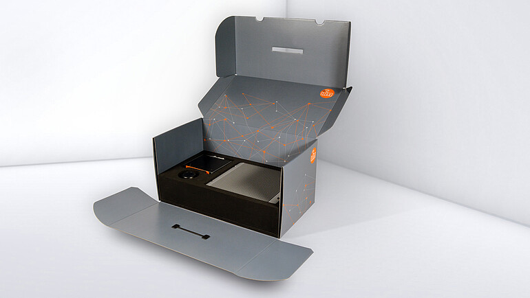 Geöffnete Verpackung zum Teil befüllt