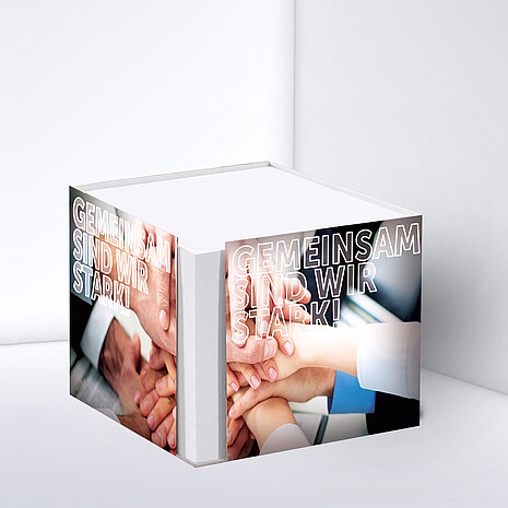 Bedruckte Kartonbox mit weißen, bedruckten Zetteln und seitlicher Aussparung 