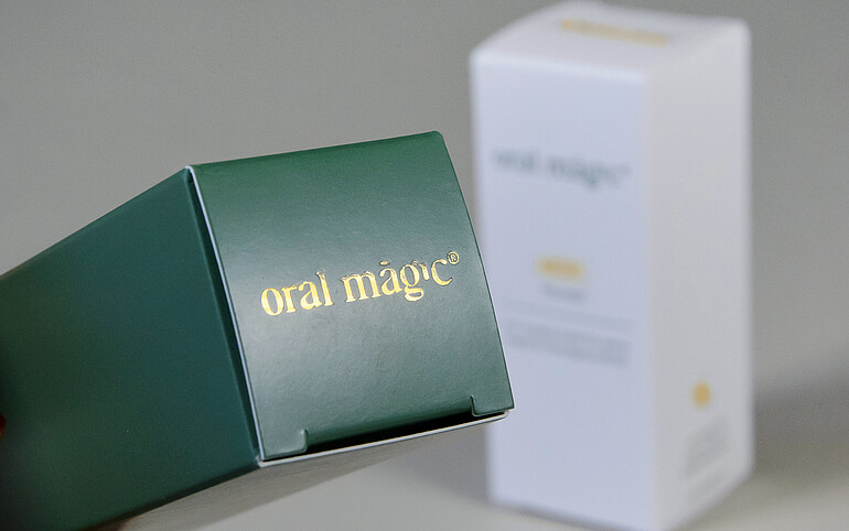 Detailansicht der Heißfolienprägung, die der Faltschachtel eine hochwertige Haptik und Optik verleiht. Verpackungsdesign (c) digitallotsen GmbH, Produktion & Foto (c) Karl Knauer KG