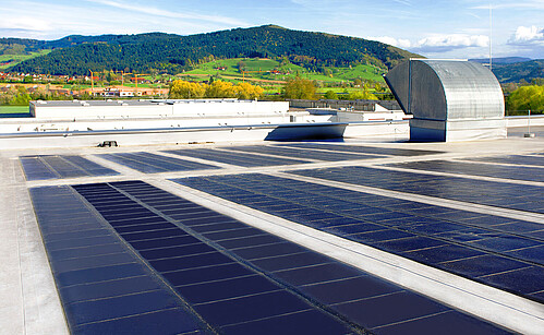 Solaranlage auf der Produktionshalle am Standort Biberach