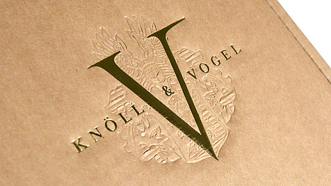 Logodruck mit goldener Schrift und Prägung