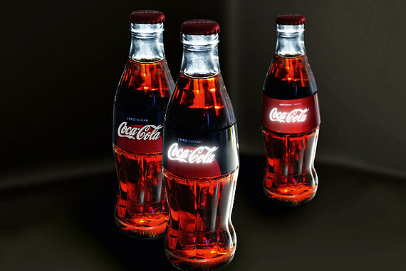 Coca-Cola Flaschen mit leuchtendem Flaschenlabel