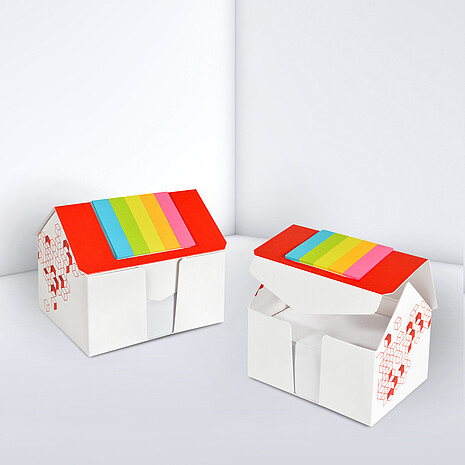 Bedruckte Kartonbox in Form eines Hauses mit Zettelsatz und Markerset