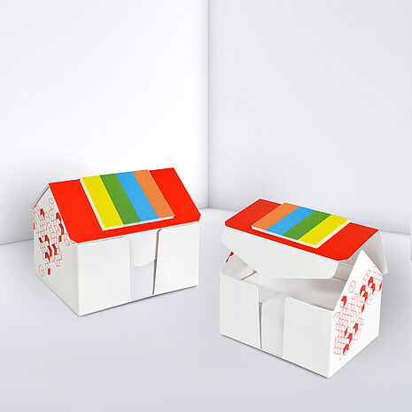 Bedruckte Kartonbox in Form eines Hauses mit Zettelsatz und Markerset