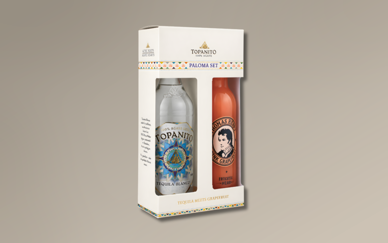 Das Topanito Paloma Set von Perola vereint Blanco Tequila und Thomas Henry Pink Grapefruit in einer von Karl Knauer entwickelten Präsentverpackung. Zwei große Sichtfenster geben den Blick auf die Flaschen frei. © Perola