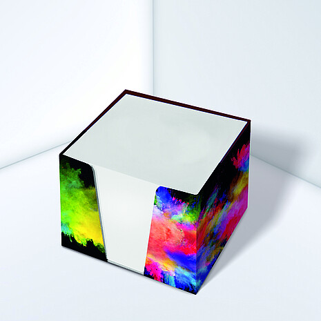 Bedruckte Kartonbox mit weißen, bedruckten Zetteln und mittiger Aussparung