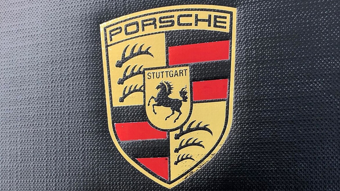 Präsentkarton in Schwarz mit individueller Logoprägung