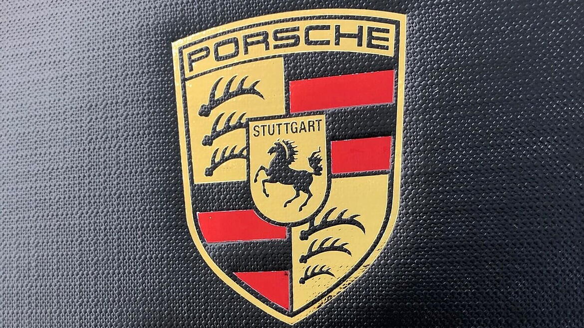 Präsentkarton in Schwarz mit individueller Logoprägung