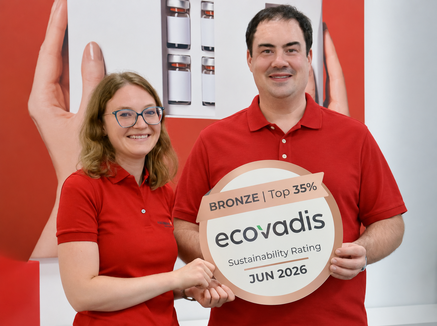 Freuen sich über die EcoVadis-Bronzemedaille 2026 für die Karl Knauer-Gruppe: Franziska Ebert, HSE-Koordinatorin bei Karl Knauer und Philipp Beyler, Leiter QHSE bei Karl Knauer. © Karl Knauer KG, KI-bearbeitet